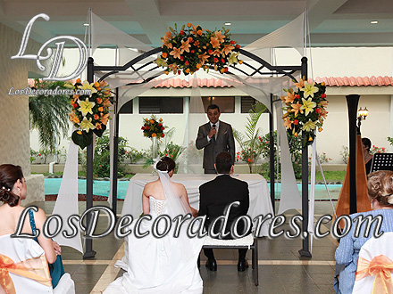 Gazebo con telas en Hotel Ramada Plaza Herradura