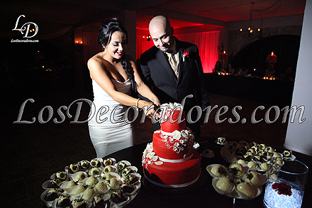 Queque de bodas red velvet con fresas cubiertas de chocolate, Melisa Barrantes y su esposo Marcos López